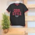 Camiseta de niño en negro y letras rojas